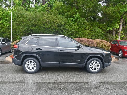 Used 2018 Jeep Cherokee Latitude AWD/4WD image 5