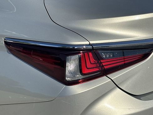 Used 2019 Lexus ES 350 Ultra Luxury image 30