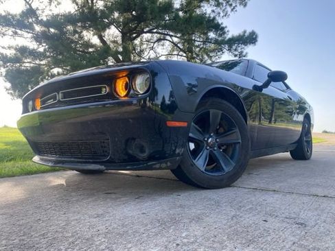 Used 2015 Dodge Challenger SXT RWD image 4