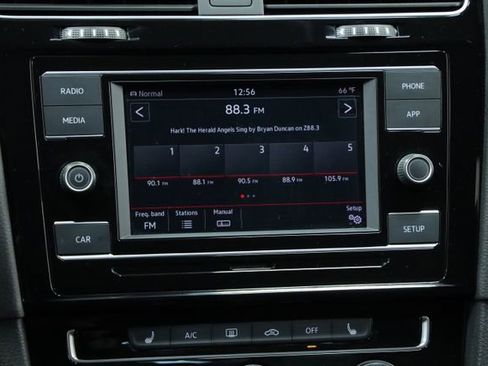 Used 2019 Volkswagen Golf 4-Door image 17