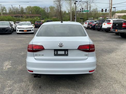 Used 2017 Volkswagen Jetta SE image 4