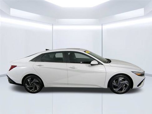 Used 2025 Hyundai Elantra SEL FWD image 2