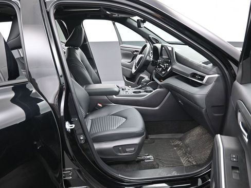 Certified 2025 Toyota Highlander XSE image 36