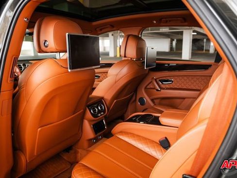 Used 2017 Bentley Bentayga image 2