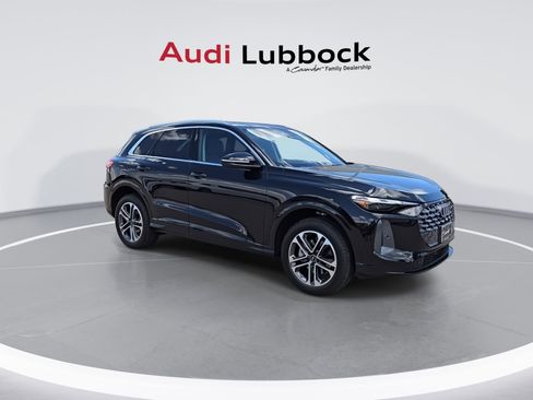 Used 2025 Audi Q5 Premium w/ Convenience Package image 2