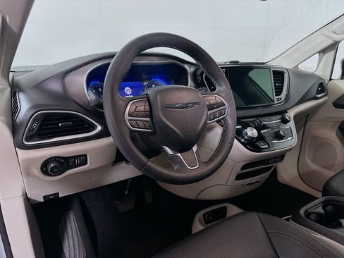 Used 2024 Chrysler Pacifica Touring-L FWD image 9