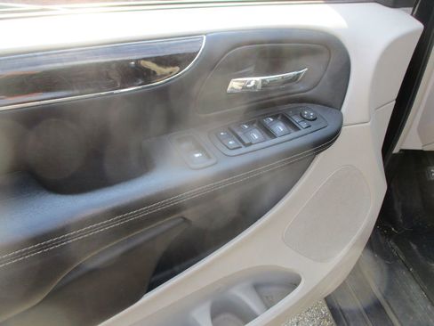 Used 2013 Chrysler Town & Country Touring image 7