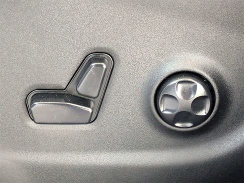 Used 2019 Jeep Cherokee Limited image 24