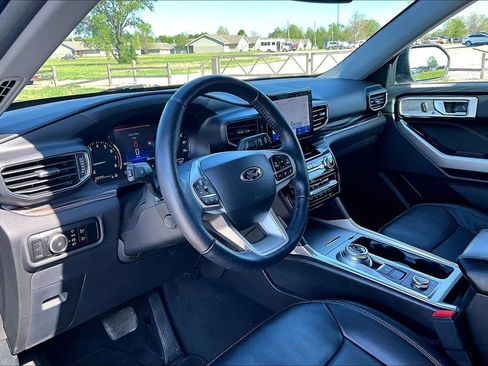 Used 2023 Ford Explorer Limited w/ Equipment Group 301A AWD/4WD image 12