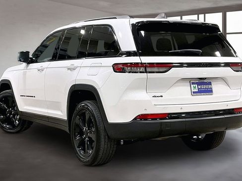 Used 2023 Jeep Grand Cherokee Altitude AWD/4WD image 4