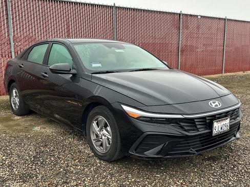 Used 2024 Hyundai Elantra SE image 2