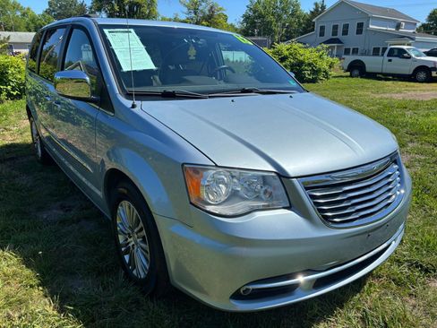 Used 2013 Chrysler Town & Country Touring-L w/ Driver Convenience Group FWD image 3