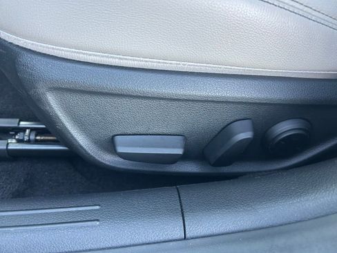 Used 2023 Genesis G70 2.0T image 48