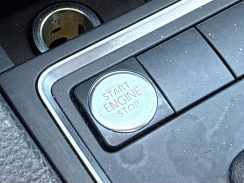 Used 2017 Volkswagen Jetta SE image 30