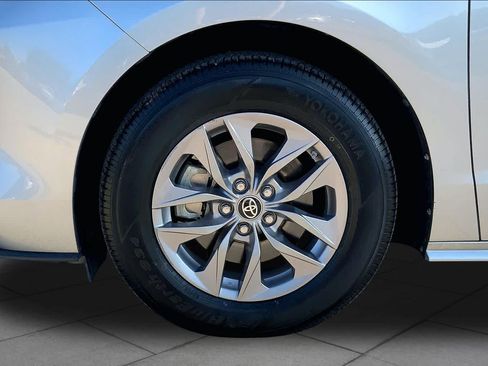 Used 2021 Toyota Sienna XLE FWD image 11