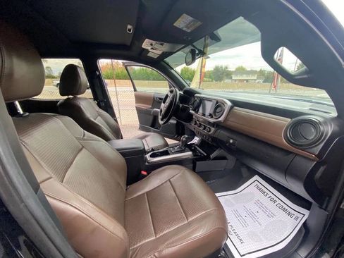 Used 2016 Toyota Tacoma Limited image 11