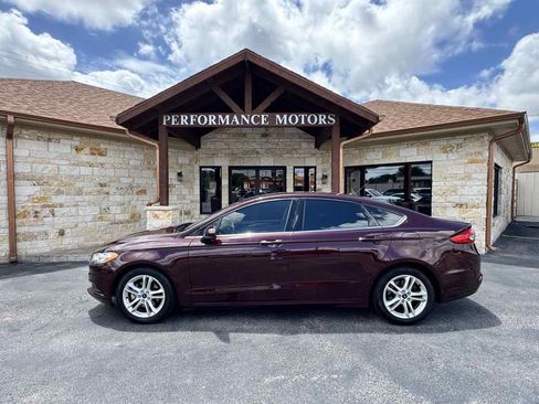 Used 2018 Ford Fusion SE w/ Fusion SE Technology Package FWD image 2