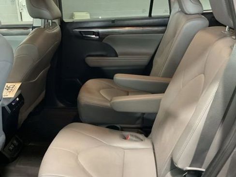 Used 2022 Toyota Highlander Limited AWD/4WD image 25