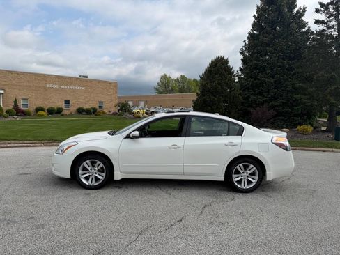 Used 2010 Nissan Altima 3.5 SR w/ Premium Pkg FWD image 2