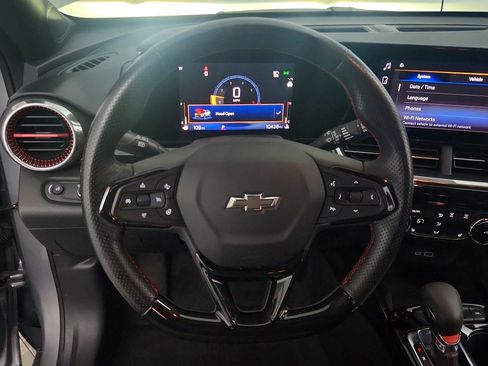 Certified 2024 Chevrolet Trax RS w/ Sunroof Package FWD image 19