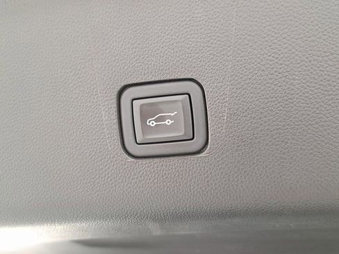 Used 2023 Chevrolet Traverse LT image 30