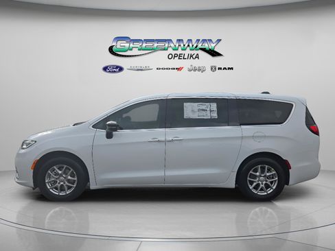 New 2026 Chrysler Pacifica Select image 4