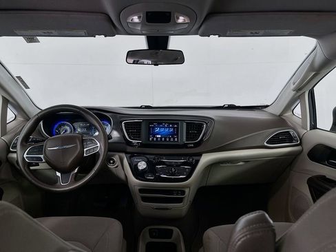 Used 2020 Chrysler Voyager LX image 20