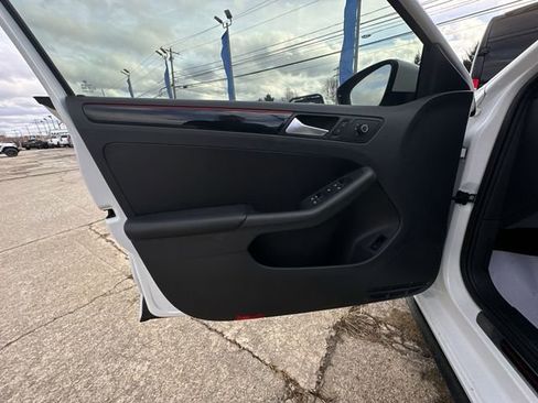 Used 2017 Volkswagen Jetta GLI image 25