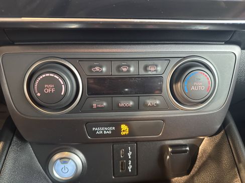 Used 2022 Nissan Leaf S image 25