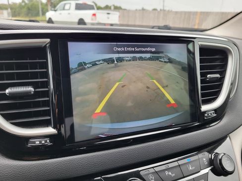 Used 2024 Chrysler Pacifica Touring-L image 22