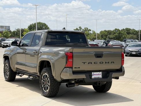 Used 2025 Toyota Tacoma TRD Sport AWD/4WD image 4