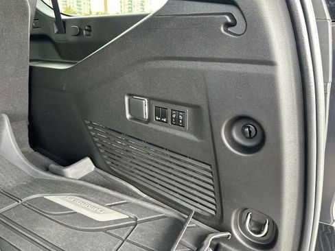 Used 2023 Chevrolet Suburban Premier image 18