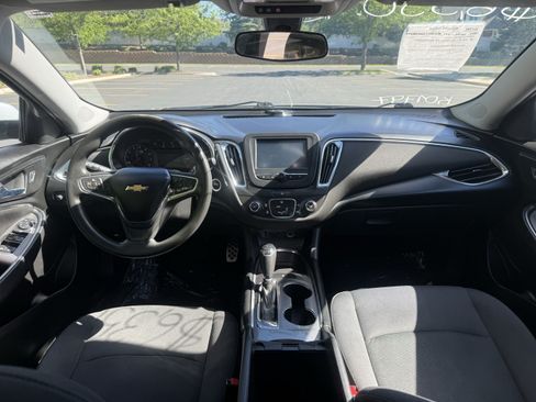 Used 2017 Chevrolet Malibu LT FWD image 9