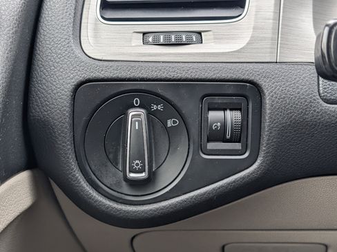 Used 2015 Volkswagen Golf TDI S image 25