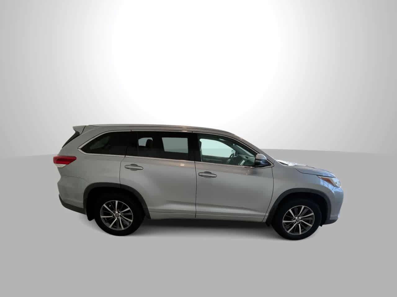 Used 2018 Toyota Highlander XLE AWD/4WD image 9