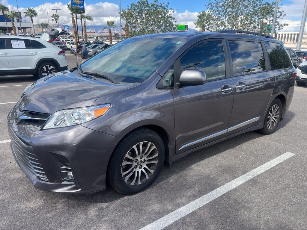 Used 2019 Toyota Sienna XLE w/ XLE Navigation Package FWD image 2