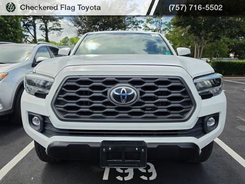 Used 2020 Toyota Tacoma TRD Off-Road w/ TRD Premium Off Road Package AWD/4WD image 2