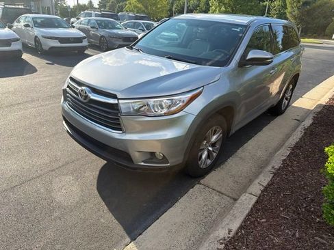 Used 2015 Toyota Highlander Plus FWD image 4