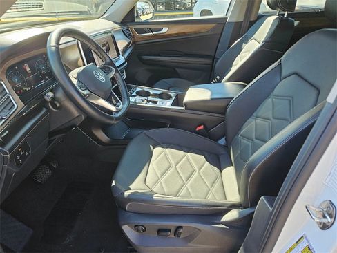 Used 2025 Volkswagen Atlas SE image 11