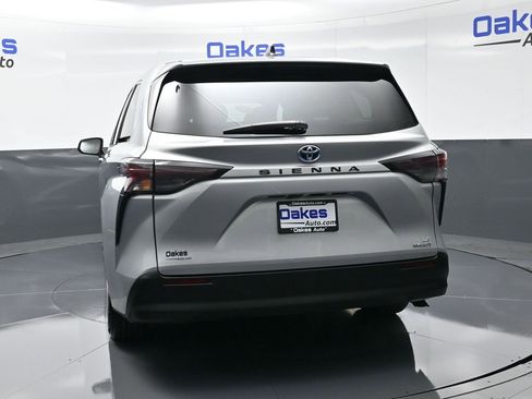 Used 2024 Toyota Sienna LE image 7