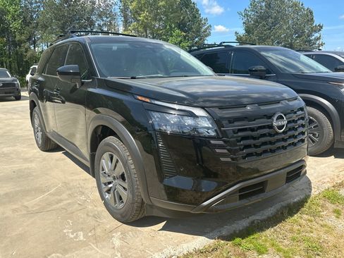 New 2026 Nissan Pathfinder SV w/ SV Premium Package FWD image 3