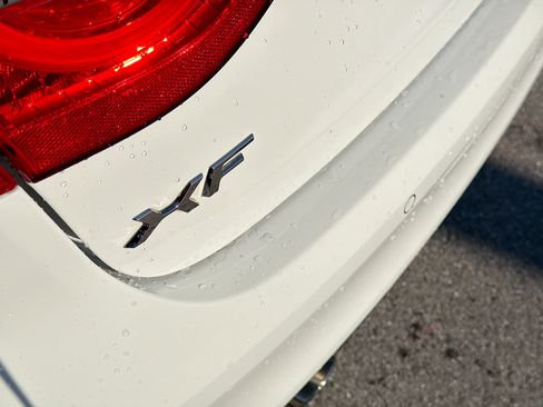 Used 2018 Jaguar XF Prestige image 11