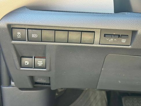Used 2021 Toyota Sienna XLE FWD image 25
