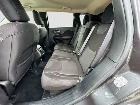 Used 2015 Jeep Cherokee Latitude FWD image 29