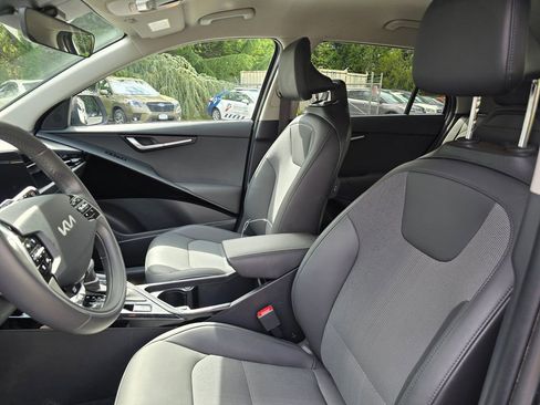 Certified 2025 Kia Niro EX FWD image 12