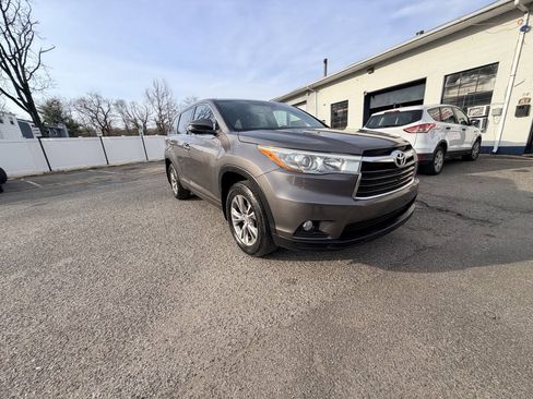 Used 2015 Toyota Highlander Plus AWD/4WD image 50