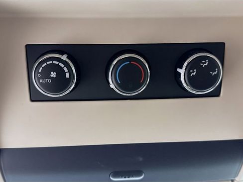 Used 2013 Chrysler Town & Country Limited w/ Luxury Group FWD image 27