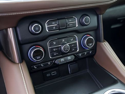 Used 2023 Chevrolet Suburban High Country image 21