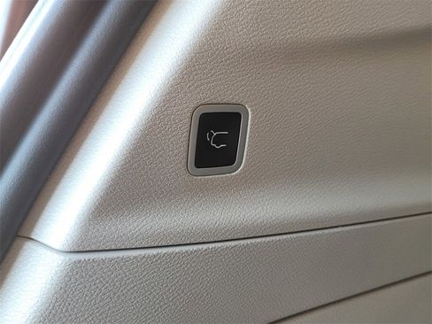 Used 2022 Chrysler Pacifica Limited image 33