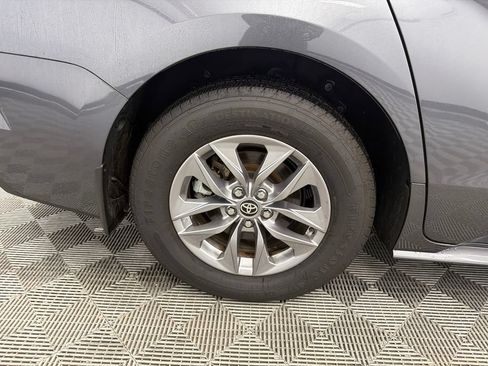 Used 2025 Toyota Sienna LE FWD image 17
